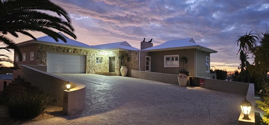 5 Bedroom Property for Sale in Middedorp Western Cape